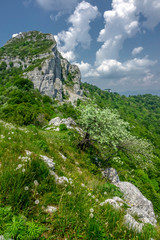 Panorama di primavera del corno centrale di Canzo nelle montagne sopra il lago di Como