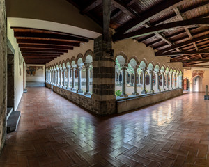 Il chiostro interno dell'Abbazia di Piona sulle rive del Lago di Como