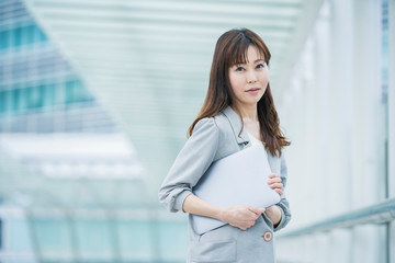 Fototapeta premium ビジネス街のキャリアウーマン