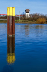 Die Ruhr in der Nähe des Duisburger Hafens