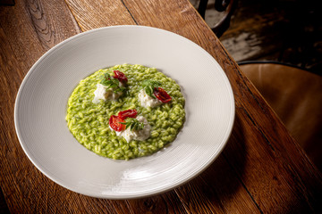 Risotto ai broccoli con crema di burrata e pomodori confit