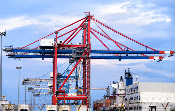 Port cranes and cargo containers