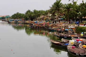 Fototapeta na wymiar Vietnamese boats carrying on the typical lanterns at Hoi An, Vietnam