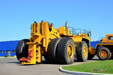 Largest recovery truck for evacuation of inoperative dump trucks and other quarry equipment to...
