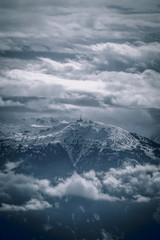 Fototapeta na wymiar Bergstation am Patscherkofel mit verschneiten Berg in der blauen Stunde