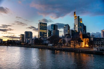 Obraz premium Frankfurt Skyline bei Sonnenuntergang