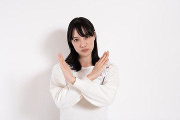 ダメとジェスチャーをする女性
