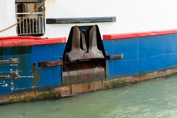 Fototapeta na wymiar a ships anchor on the side of a ship