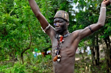 Ein Mann tanzt auf einem afrikanischen Festival
