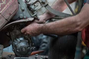 Mecánico arreglando un motor vintage