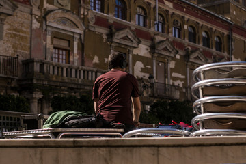 Técnico de sonido trabajando en rodaje en la calle