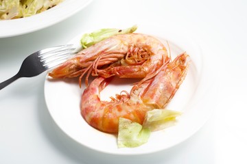 Roasted prawns with salad and lemon
