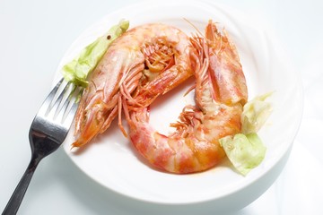 Roasted prawns with salad and lemon