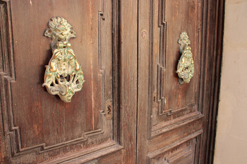 door with knocker in mdina (malta)