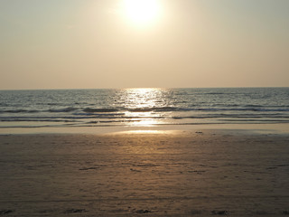 Obraz premium beautiful sunset on the background of the sea and the beach