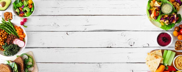 Fotobehang Gezonde lunch eten dubbele zijrand. Tafeltafereel met voedzame lunchkom, slawraps, sandwiches, salade en groenten. Boven uitzicht over een witte houten achtergrond. Ruimte kopiëren. © Jenifoto