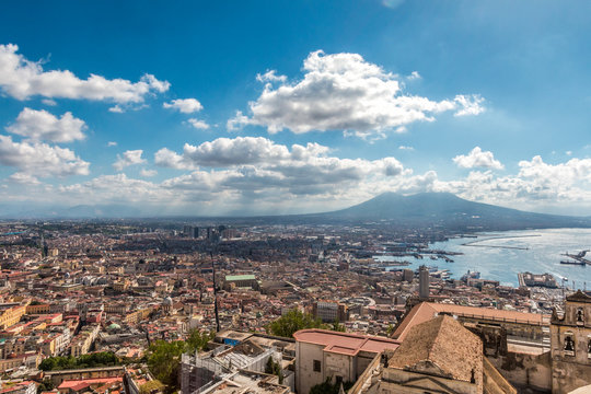 La citt&agrave; e il Vesuvio