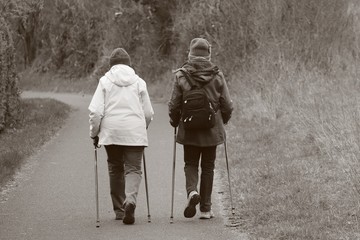 zwei Frauen bei Nordic walking 