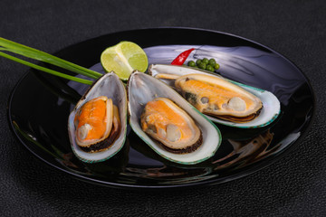 Half mussels with lime and pepper