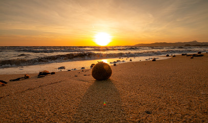 Neptunbälle oder Seegrasbälle Playa de Palma, Sonnenuntergang, Mallorca © Henrik Dolle