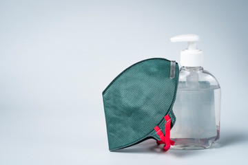 Gel Hidroalcohólico para limpiarse las manos junto a mascarilla y evitar el contagio del...