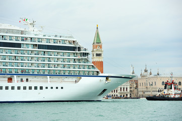 Fototapeta na wymiar Cruise ship in Venice