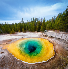 Morning Glory Pool with beautiful blue-green-yeellow colors and blue sky in Yellowstone National Park, Wyoming, USA - obrazy, fototapety, plakaty