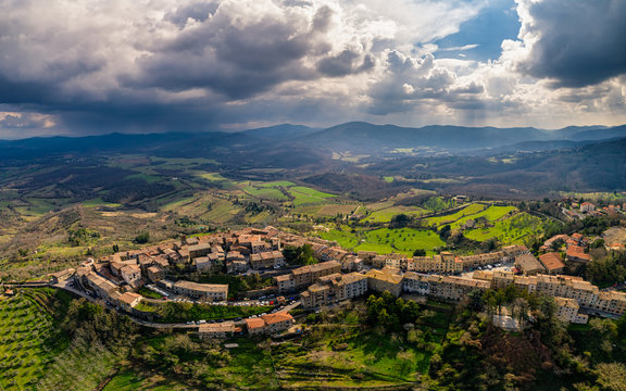 Panorama aereo del paese di Chiusdino (Siena)