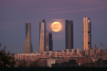 Skyline de Madrid. Las cuatro torres en luna llena