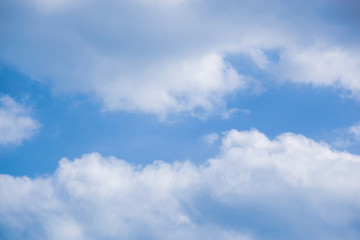 Fototapeta premium Białe chmury na niebieskim niebie