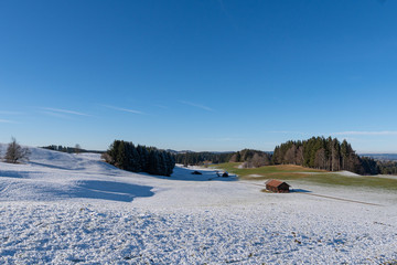 Winterliche Landschaft bei Sonnenschein im Voralpenland