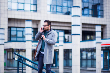 Obraz premium Handsome middle aged businessman talking on the mobile phone