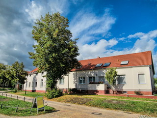 Obraz premium diedersdorf, germany - dorfstraße mit sanierter häuserzeile