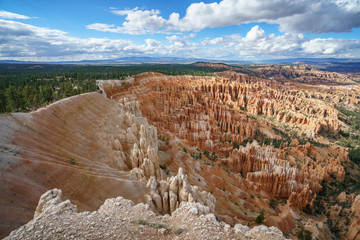 hiking the rim trail in bryce canyon national park in utah in the usa