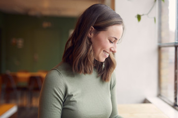 Beautyful young woman is sitting on a café trying to study