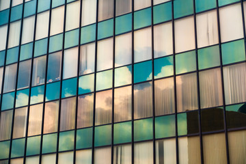 ビルの窓ガラスと映り込む空と雲DSC0367
