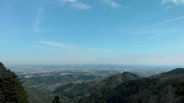 山の木々を抜け空へ
