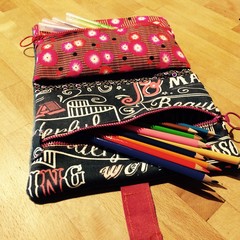 Trousse d'écolier en tissu avec crayons de couleurs