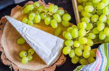 Brie cheese and grapes
