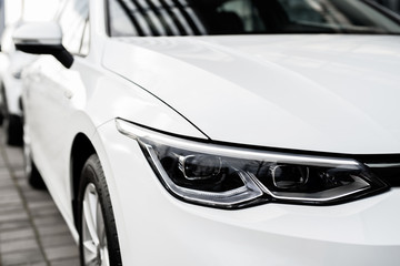 Ein modernes neues Auto, Ansicht der Front 