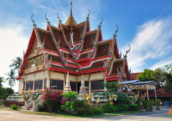 Fototapeta premium Tempel unter blauem Himmel im Wat Laem Suwannaram Koh Samui Thailand temple at Wat Laem Suwannaram 
