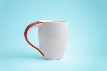 Weiße Tasse auf blauem Hintergrund. Platz für dein Logo oder Text.