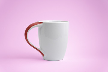 Weiße Tasse auf pinkem Hintergrund. Platz für dein Logo oder Text.