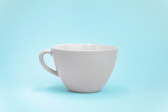 Wei&szlig;e Tasse auf blauem Hintergrund. Platz f&uuml;r dein Logo oder Text.