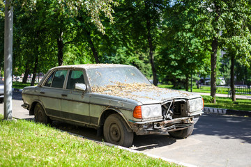 Obraz na płótnie Canvas An old, broken car is standing on the sidelines.