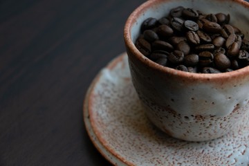 コーヒーカップと豆