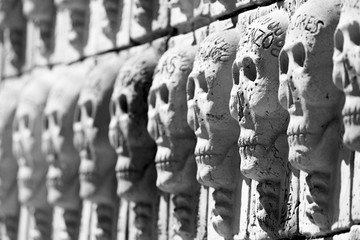 Obraz premium Commemorative terra cotta skulls on a wall.