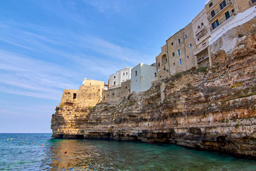 Fototapeta premium Widok Na Starożytne Średniowieczne Miasto Z Plaży Lido Cala Paura W Polignano A Mare Apulia Włochy