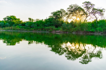Atardecer al Costado de Laguna en el campo