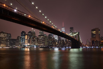 Naklejka premium Brooklyn Bridge - New York Skyline at Night
